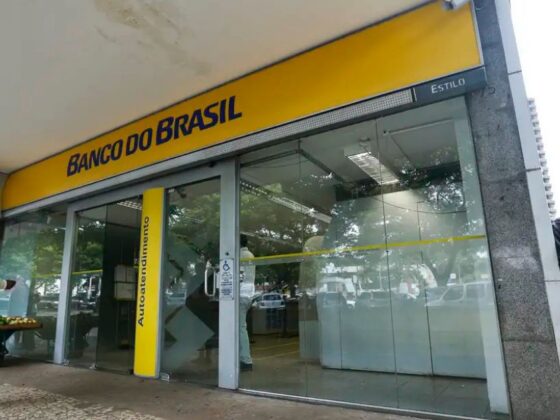 Agência do Banco do Brasil fechada, com portas de vidro e setor de autoatendimento visível, ilustrando os serviços bancários no feriado