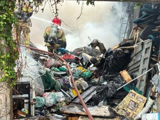 Bombeiros combatem incêndio no Nova Granada em meio a destroços e fumaça em galpão de recicláveis