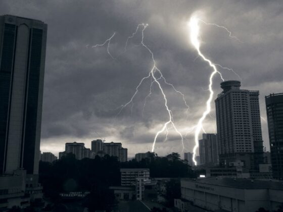 Alerta de tempestade em Minas Gerais: raios sobre área urbana com céu escuro e nuvens carregadas