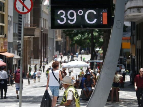 Onda de calor em BH: termômetro de rua marca 39°C com qualidade do ar ruim em dia de sol forte no centro da cidade