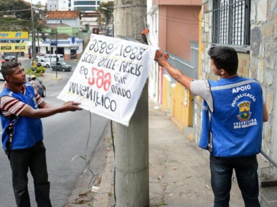 Fiscais da Prefeitura de Belo Horizonte retiram publicidade irregular em BH fixada em poste na via pública