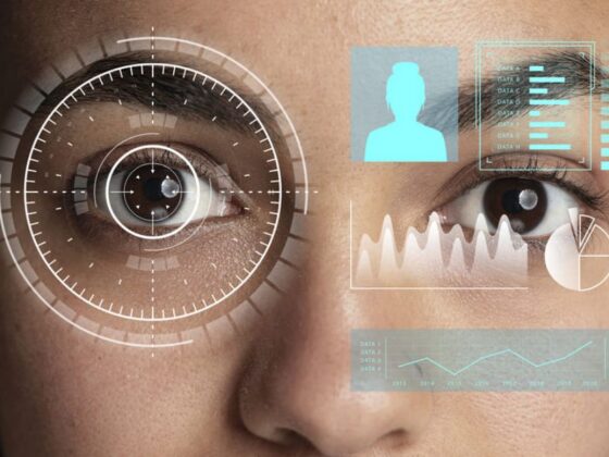 Mulher realizando biometria facial.