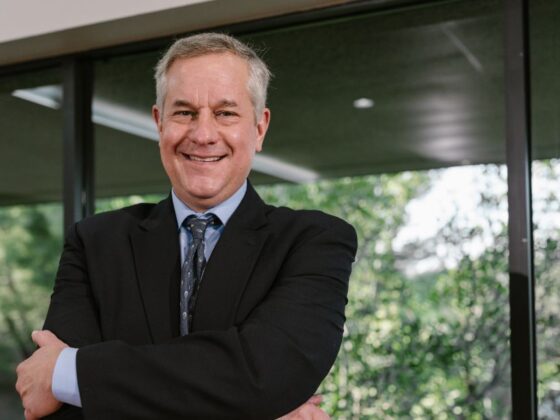 Homem de terceira idade, representando o crescimento do empreendedorismo sênior.