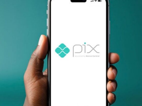 Pessoa com Pix aberto, representando o fim do limite de R$ 500.