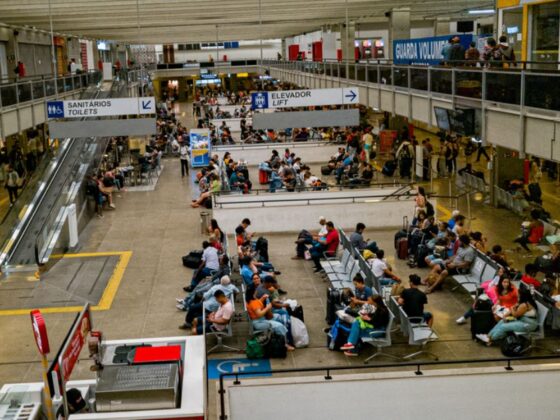 Pessoas na rodoviária de BH.