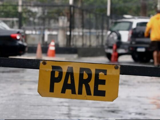 Pare, representando a greve dos servidores da PJF.