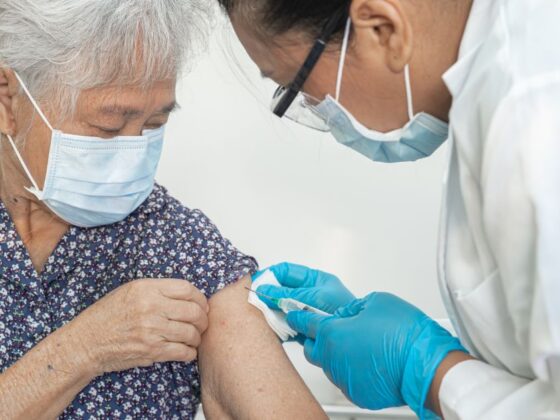 Idosa recebendo vacina contra pneumonia, meramente ilustrativo.