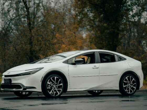 Carro de luxo, representando a compra de veículos novos no Brasil.