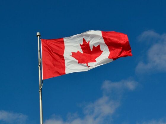 Bandeira do Canadá, um dos países com mais brasileiros que vão realizar o voto no exterior.