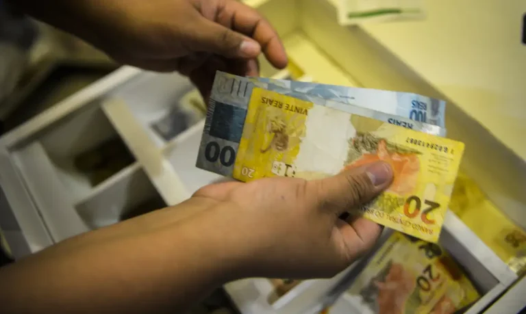Governo revela lista de CPFs que vão receber R$ 6,2 mil nesta semana