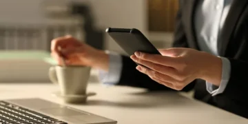Pessoa mexendo no celular