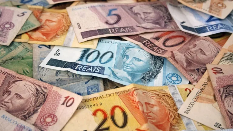 Pilha de dinheiro auxílio Governo separa R$ 159 bilhões