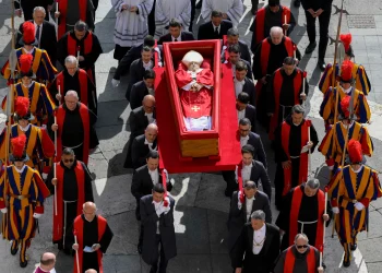 Procissão pela morte de Papa Francisco