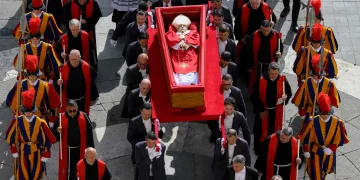 Procissão pela morte de Papa Francisco