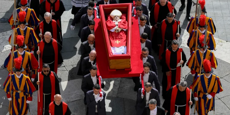 Procissão pela morte de Papa Francisco