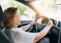 mulher idosa dirigindo carro