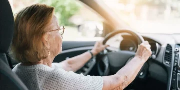 mulher idosa dirigindo carro