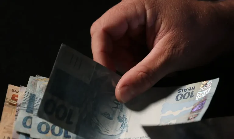 Idosos com 60+ estão livres dessas 3 contas no Brasil