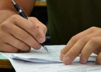 Pessoa fazendo prova Pé-de-meia