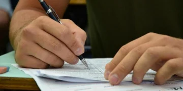 Pessoa fazendo prova Pé-de-meia