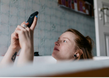 Mulher usando celular no banho