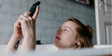 Mulher usando celular no banho