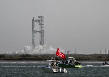 Pessoa vendo o lançamento