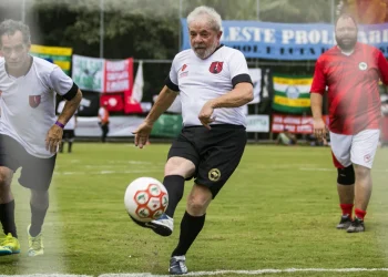 Lula jogando futebol