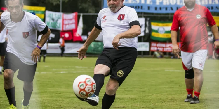 Lula jogando futebol