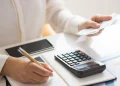 Pessoa fazendo conta (Reprodução/Freepik)