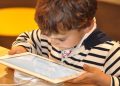 criança na tela do tablet