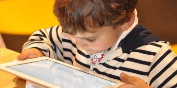 criança na tela do tablet