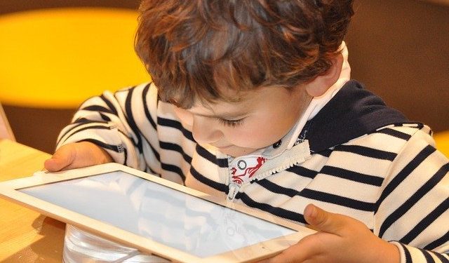 criança na tela do tablet