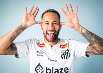 Neymar posa para fotos como jogador do Santos (Foto: Divulgação)