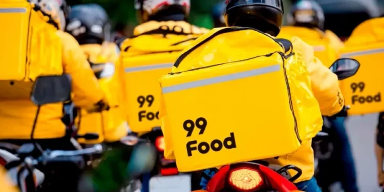 Motociclistas com mochila do serviço 99Food (Imagem: Divulgação)
