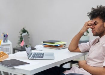 trabalho pessoa triste