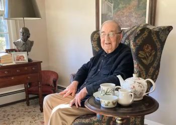 Roy Cohen era CEO de uma empresa farmacêutica e só se aposentou aos 81 anos (Foto: Reprodução/ Business Insider)