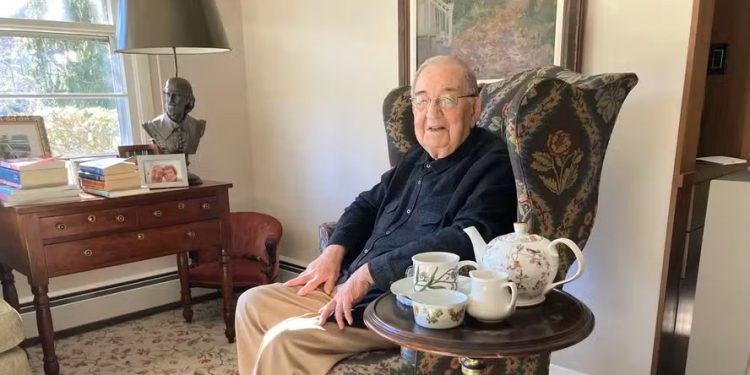 Roy Cohen era CEO de uma empresa farmacêutica e só se aposentou aos 81 anos (Foto: Reprodução/ Business Insider)