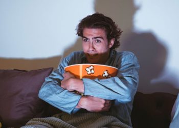 pessoa vendo filme de terror