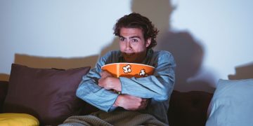 pessoa vendo filme de terror