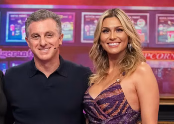 Luciano Huck e Lívia Andrade no 'Domingão com Huck' (Foto: Globo/Paulo Belote)