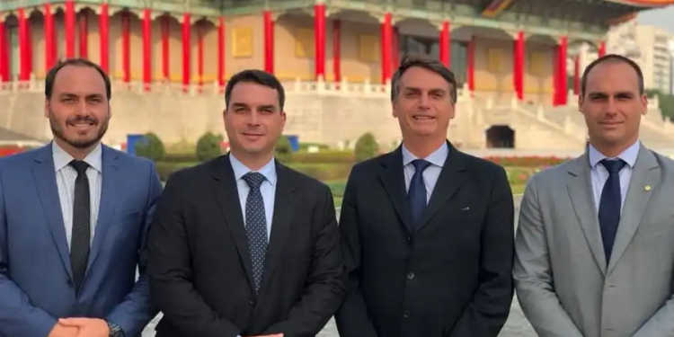 Bolsonaro e filhos