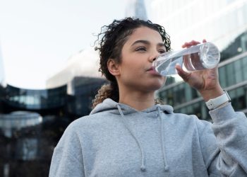 pessoa bebendo água