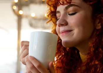 pessoa bebendo de caneca