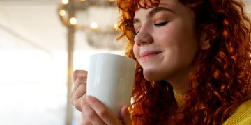 pessoa bebendo de caneca