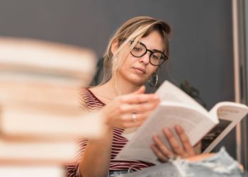 pessoa lendo de óculos