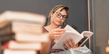 pessoa lendo de óculos