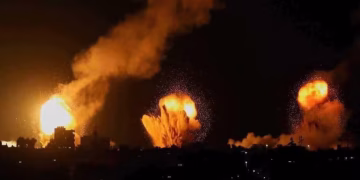 Imagens supostamente de bombardeio à Cidade de Gaza se espalham nas redes sociais (Foto: Reprodução/Redes sociais)