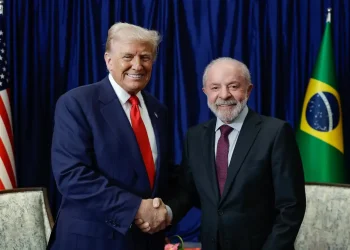 Lula e Donald Trump durante o 47ª Cúpula da Associação de Nações do Sudeste Asiático (Foto: Ricardo Stuckert/PR)