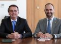 Jair Bolsonaro e Eduardo Bolsonaro (Foto: Marcos Corrêa/PR)